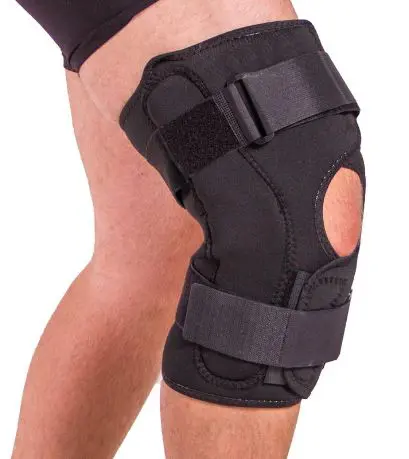 A person wearing an open knee brace
